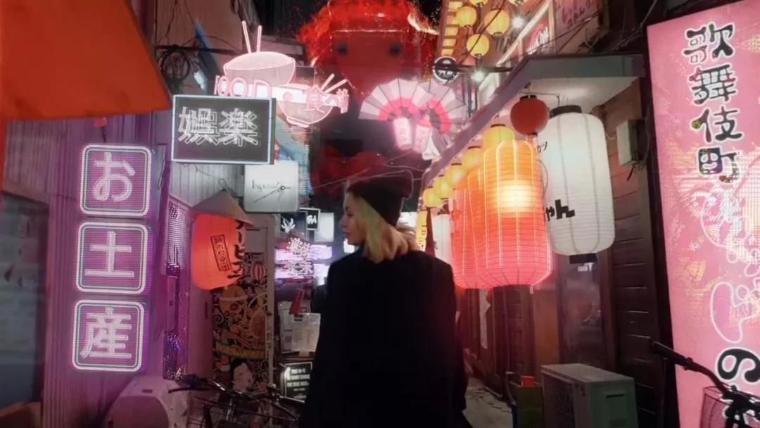 實(shí)拍加合成，攻殼特工隊(duì)風(fēng)格視頻制作場(chǎng)景美女街道.jpg