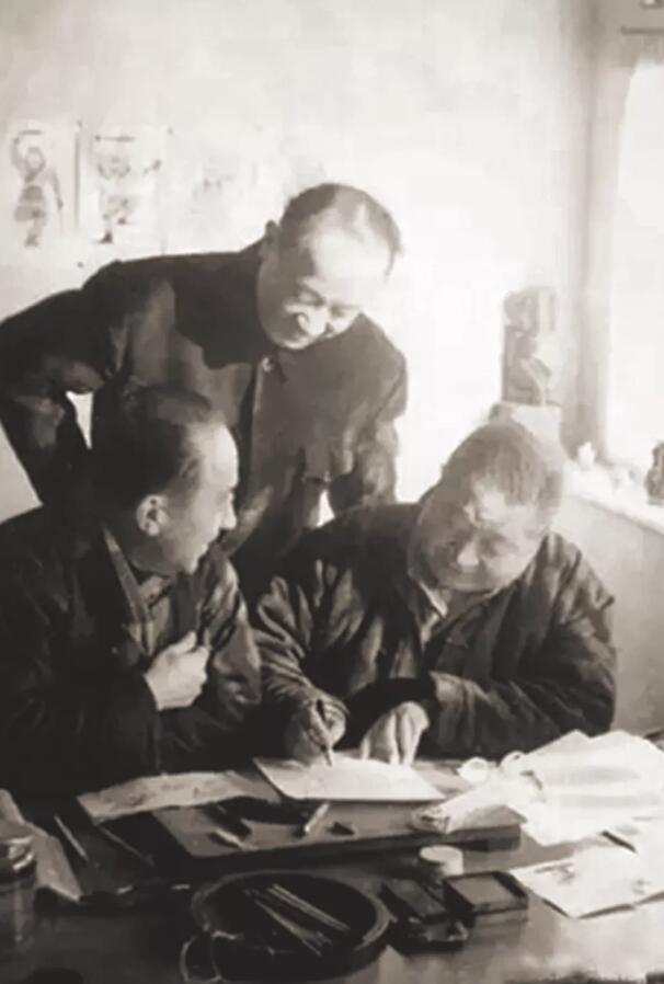 1960年1月 李克弱(編?。┤f籟鳴(導(dǎo)演),到北京芳嘉園張光宇家訪問,就“大鬧天宮”設(shè)計(jì)拍攝工作進(jìn)行長(zhǎng)談,并邀其赴“上美廠”參觀指導(dǎo)。.jpg 1960年1月 李克弱(編?。┤f籟鳴(導(dǎo)演),到北京芳嘉園張光宇家訪問,就“大鬧天宮”設(shè)計(jì)拍攝工作進(jìn)行長(zhǎng)談,并邀其赴“上美廠”參觀指導(dǎo)。.jpg