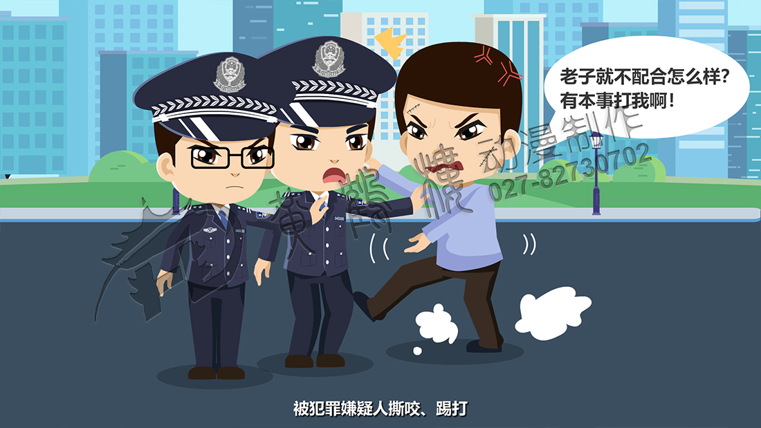 說著沖上前拽著警察衣服撕咬、踢打警察.jpg