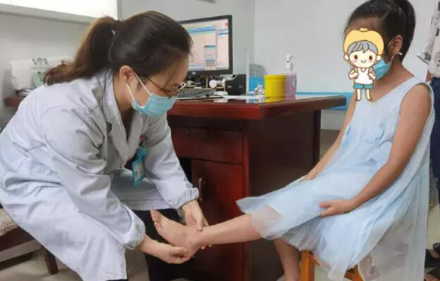 董婷醫(yī)生在給小朋友檢查腳.jpg 董婷醫(yī)生在給小朋友檢查腳.jpg